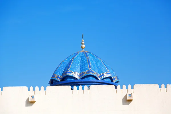 在阿曼马斯喀特古老的清真寺宣礼塔和宗教在晴朗的天空 — 图库照片