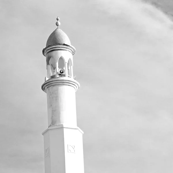 In oman muscat das Minarett der alten Moschee und die Religion bei klarem Himmel — Stockfoto