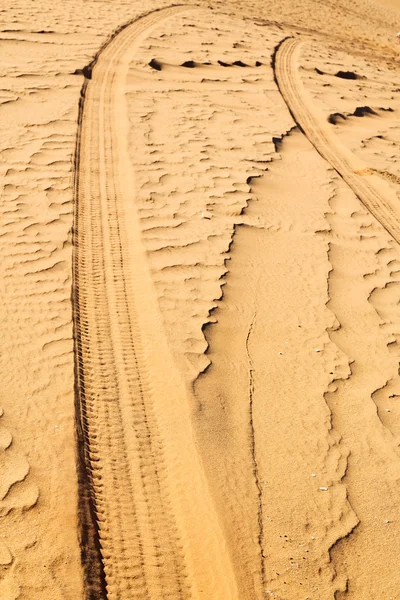 Torze pustyni Oman niektóre samochody w piasku i kierunku textu — Zdjęcie stockowe