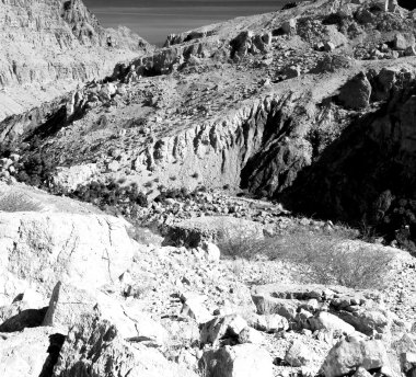 Umman eski dağ gorge ve kanyon derin bulutlu gökyüzü 