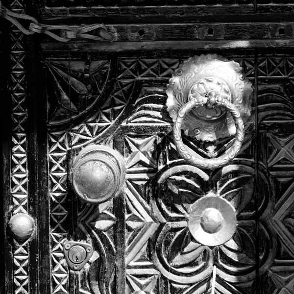 V Ománu starožitné dveře vstupní a dekorativní popisovač pro pozadí — Stock fotografie