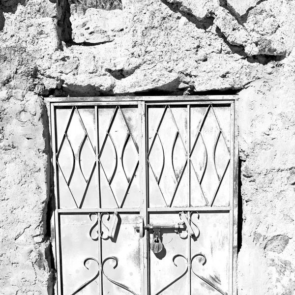 En oman vieja puerta de madera — Foto de Stock