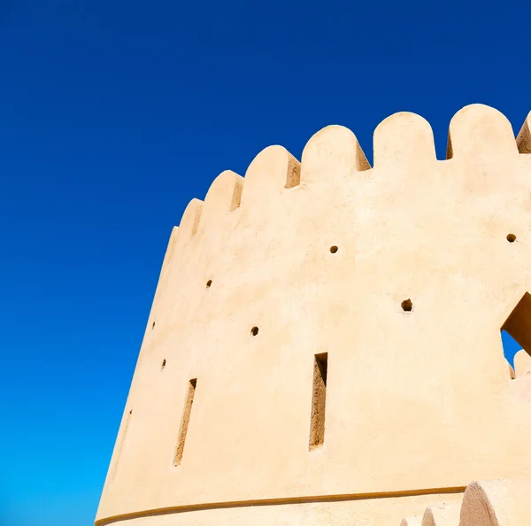 In oman muscat il vecchio forte difensivo battaglia cielo a — Foto Stock