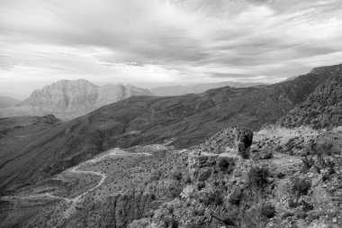 Umman eski dağ gorge ve kanyon derin bulutlu gökyüzü 