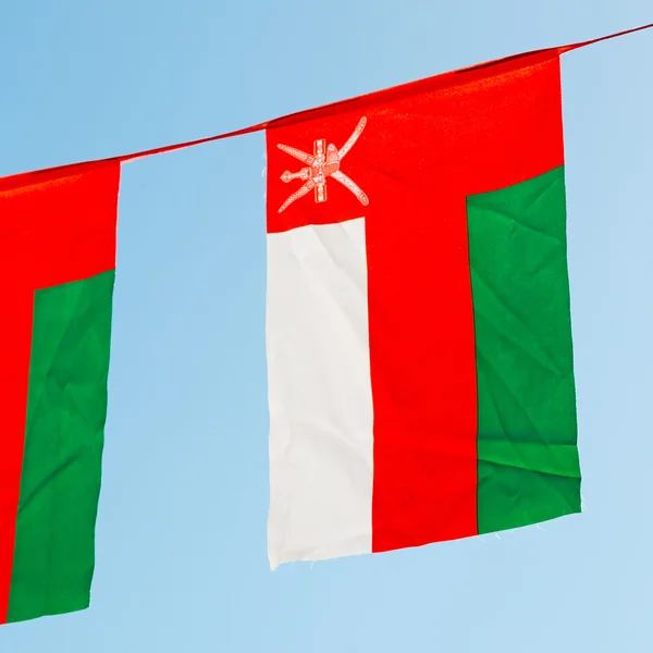 Dans le drapeau oman agitant et le ciel nuageux — Photo