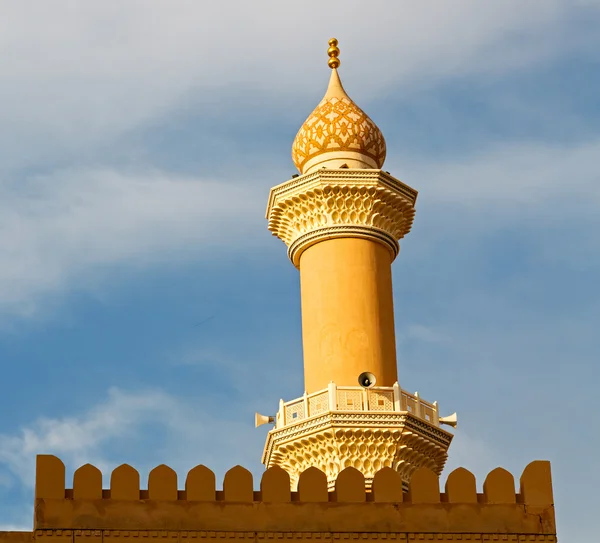 Dans oman muscat l'ancienne mosquée minaret et religion dans le ciel clair — Photo