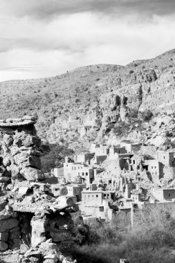 Umman dağda eski terk edilmiş köy evi ve cl kemer