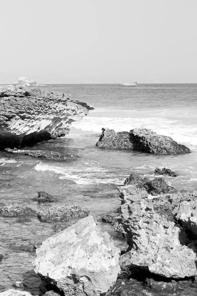 Na costa oman mar oceano golfo rocha e praia relaxar perto do céu — Fotografia de Stock