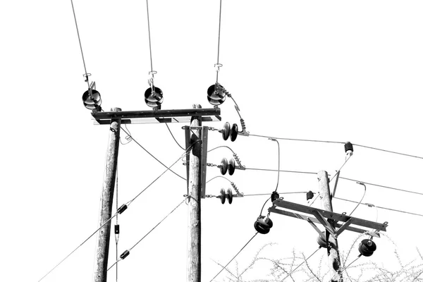 Em oman a energia de pylon de madeira de cabo elétrico e linha de corrente — Fotografia de Stock