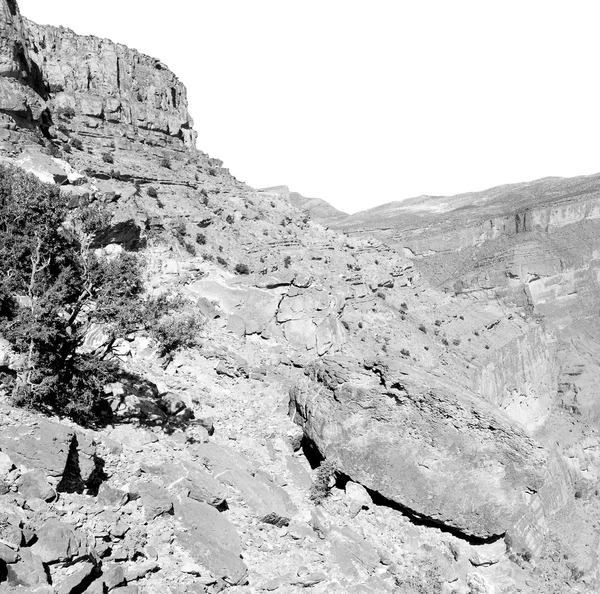 En Oman el viejo barranco de la montaña y el cañón el cielo nublado profundo —  Fotos de Stock