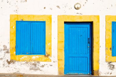 Fas sarı penceresinde eski kapı