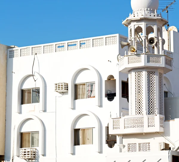 In oman muscat il vecchio minareto moschea e la religione in cielo aperto — Foto Stock