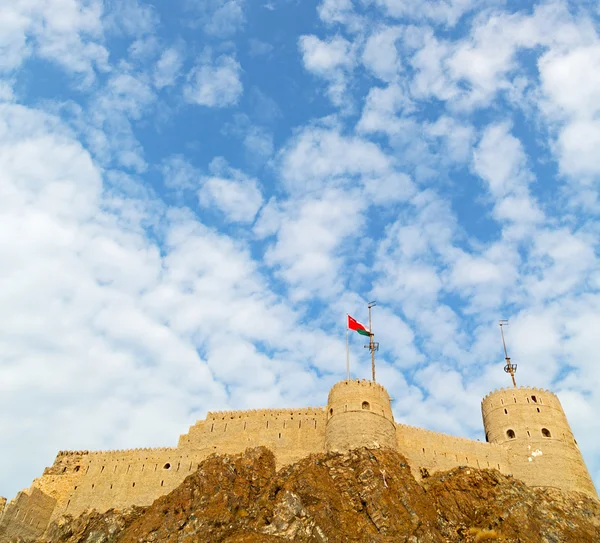 Omán muscat rock a régi védekező fort battlesment ég és — Stock Fotó