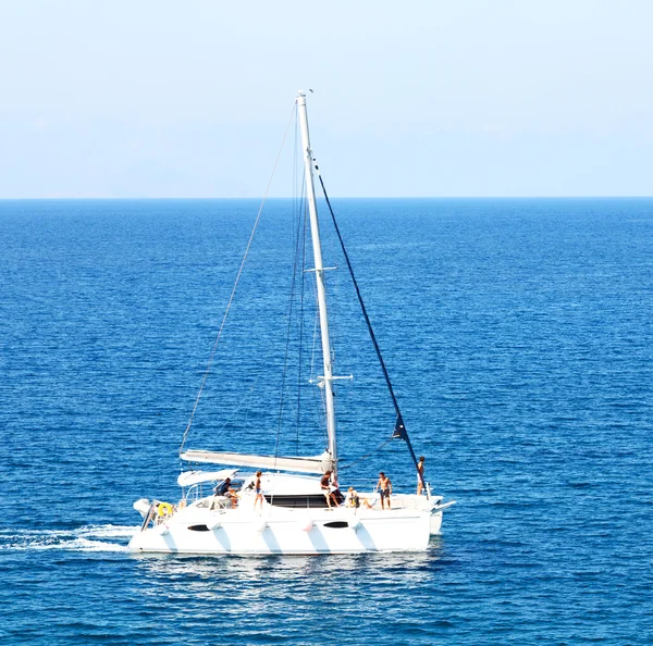 In griechischem Boot nahe der Küste — Stockfoto