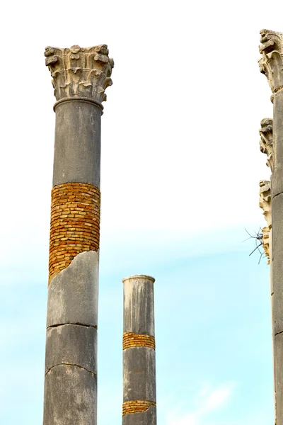 Стара колона в африканському небі історія та природа — стокове фото
