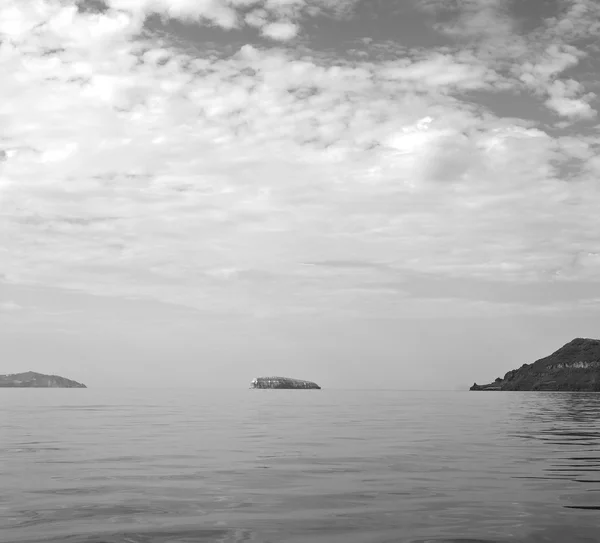 Hill and rocks on the summertime beach in europe greece santorin — Stock Photo, Image