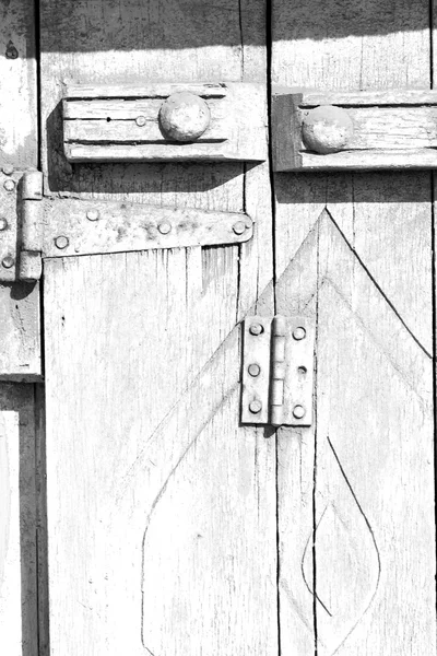 Omán régi antik ajtó textúra és absztrakt háttér sorban — Stock Fotó