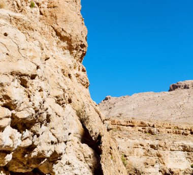 Umman eski dağ gorge ve kanyon derin bulutlu gökyüzü 