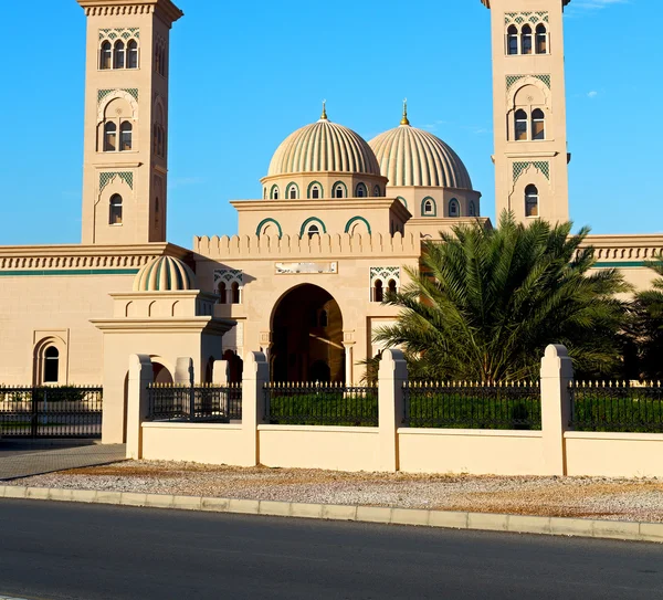 Dans oman muscat l'ancienne mosquée minaret et religion dans le ciel clair — Photo