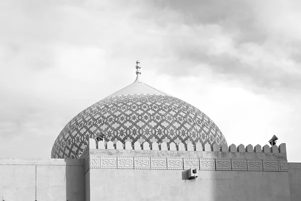 W oman, muscat stary minaret Meczetu i religia w czyste niebo — Zdjęcie stockowe