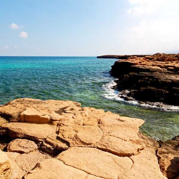 I oman kusten havet ocean gulf rock och stranden koppla av nära himlen — Stockfoto