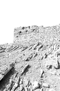 Umman eski köy evi ve bulutlu gökyüzü terk