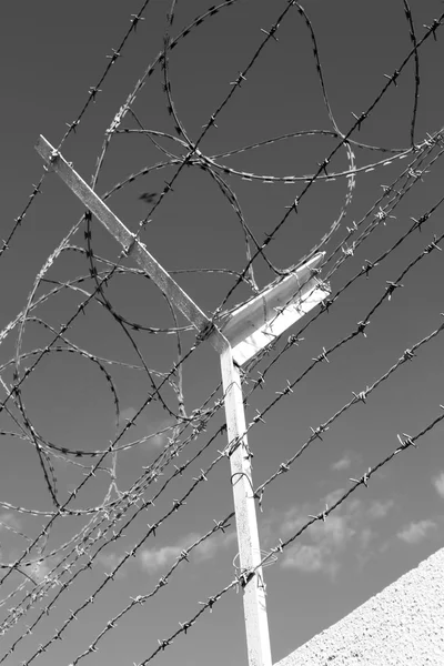 V Ománu barbwire v pozadí a zamračená obloha — Stock fotografie