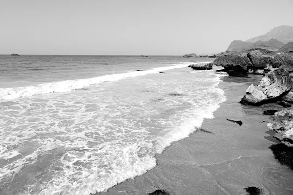 Omán tengerpart tenger tengeri öböl rock és a strand pihenjen közelében ég — Stock Fotó