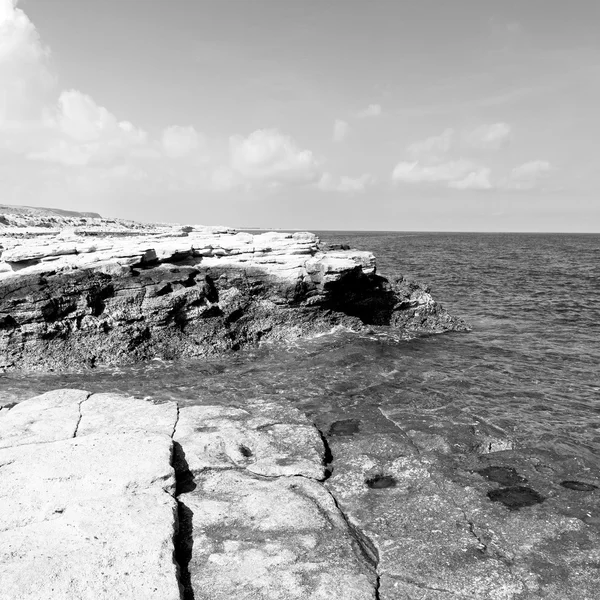 空そば海湾ロックとビーチでオマーンの海岸線の海でリラックスします。 — ストック写真