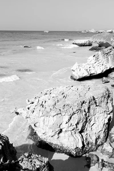 En Oman costa mar océano golfo roca y playa relajarse cerca del cielo — Foto de Stock