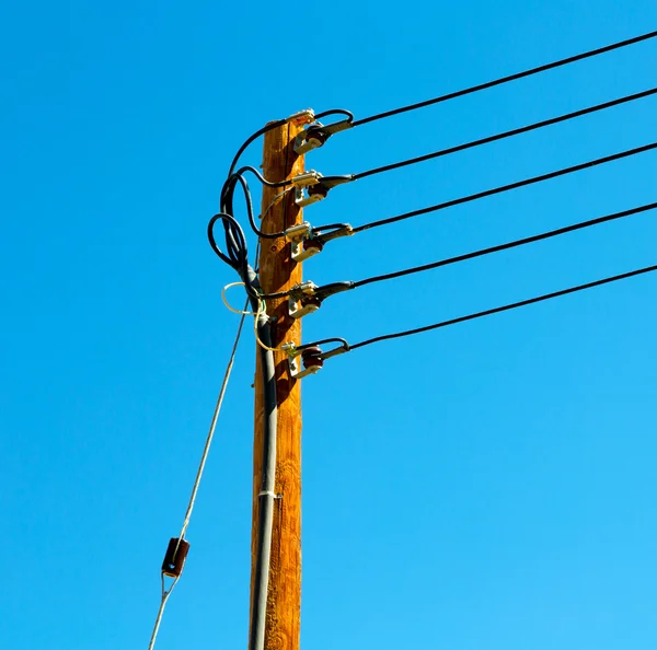 In oman de elektrische kabel hout pyloon energie en de huidige regel — Stockfoto
