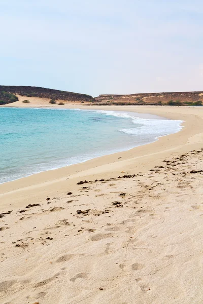 Dans la mer arabique oman la colline près de la plage de sable ciel et montagne — Photo