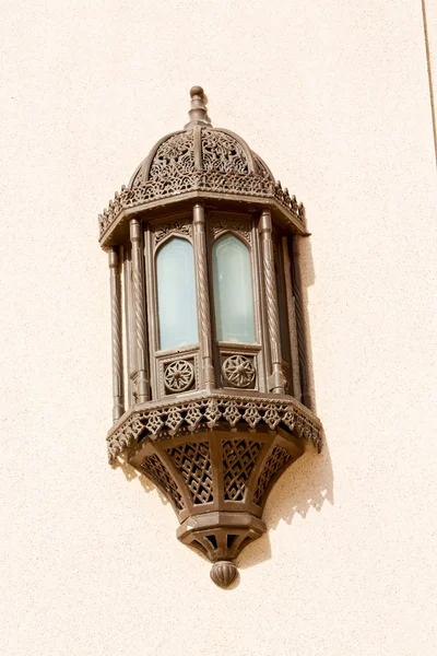 In oman oude streetlamp in de muur — Stockfoto