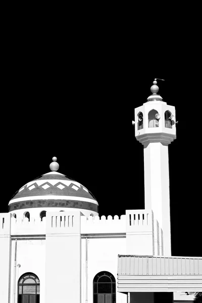 En oman moscatel la antigua mezquita minarete y la religión en el cielo claro —  Fotos de Stock
