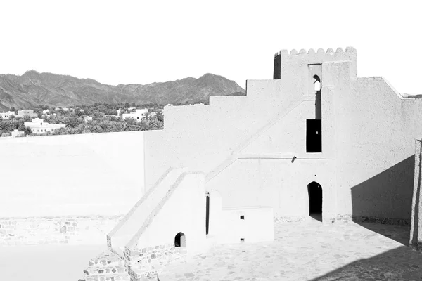 I oman muscat gamla defensiva fort battlesment himlen en — Stockfoto