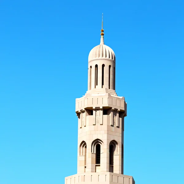 Em oman muscat a antiga mesquita minarete e religião no céu claro — Fotografia de Stock