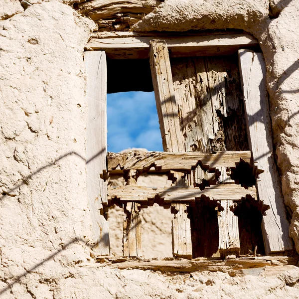 I oman det gamla utsmyckade fönstret — Stockfoto