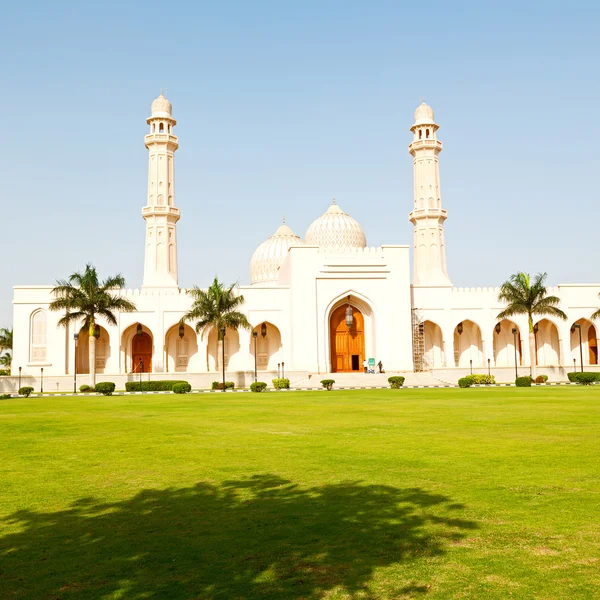 En oman moscatel la antigua mezquita minarete y la religión en el cielo claro — Foto de Stock