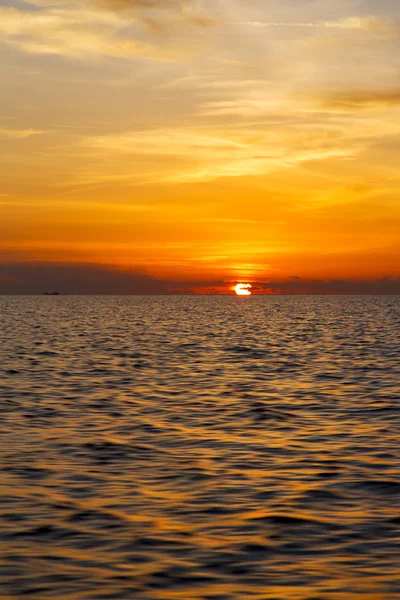 Barco do nascer do sol e do mar na baía de Tailândia — Fotografia de Stock