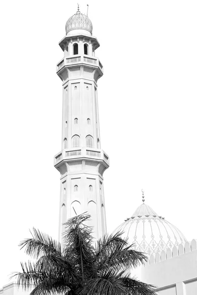 En oman moscatel la antigua mezquita minarete y la religión en el cielo claro —  Fotos de Stock