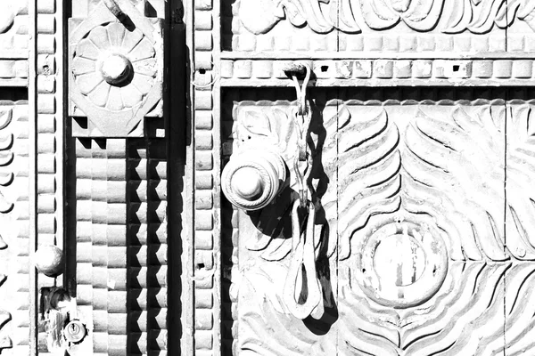 オマーン アンティーク玄関口で表現の装飾的なハンドル — ストック写真