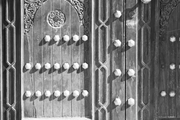 Omán antik ajtó bejárati és dekoratív fogantyú a háttérben — Stock Fotó