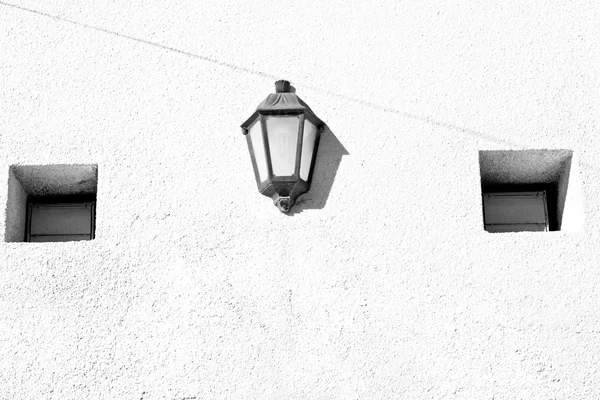 I oman gamla streetlamp i väggen — Stockfoto