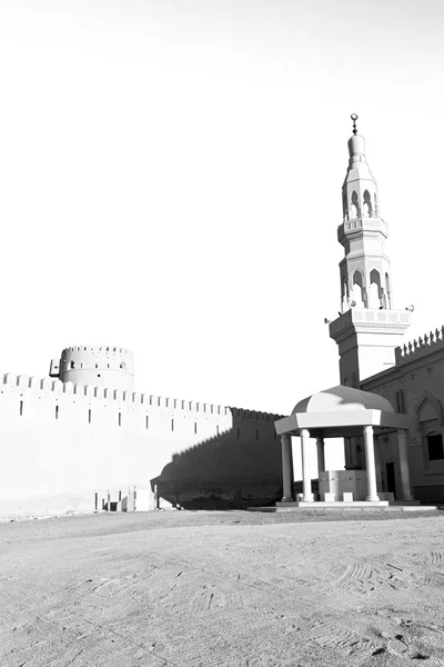 In oman muscat das Minarett der alten Moschee und die Religion bei klarem Himmel — Stockfoto