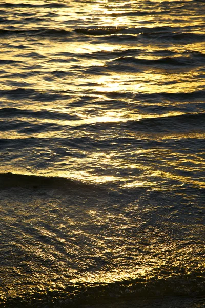 Kho tao bay abstrakt zlata ve vodě Jižní Čína moře — Stock fotografie