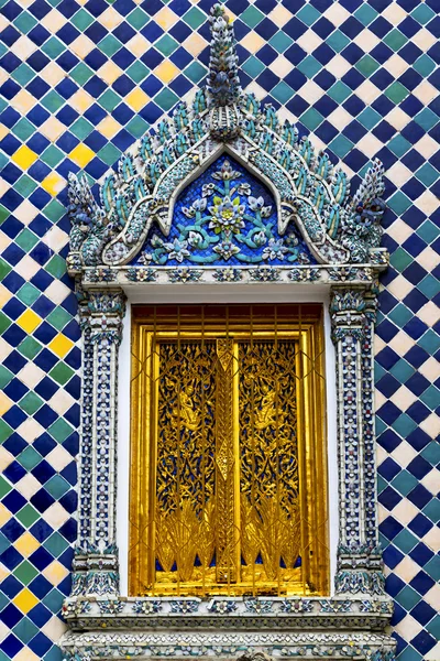Couleurs or céramique fenêtre wat palais dans le temple bangko — Photo