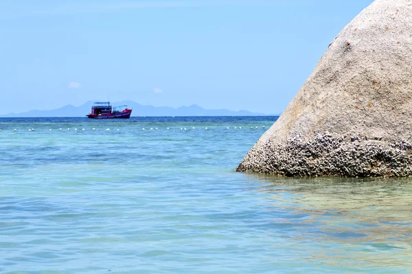 Asia kho Zatoka wyspy biały domek letniskowy pirogue w Tajlandii i Południowej se — Zdjęcie stockowe