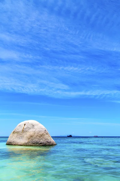 Azië in Thailand kho tao baai eiland wit strand pirogue — Stockfoto