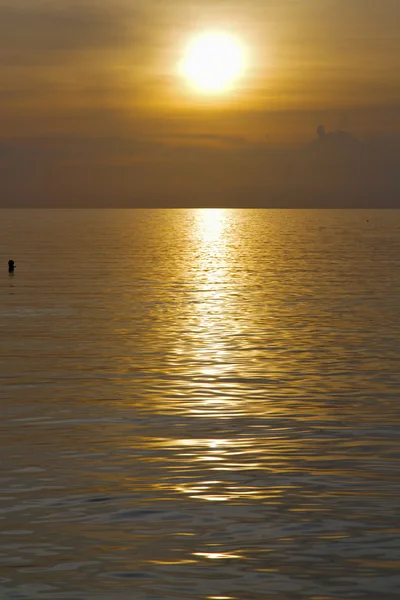 Kho phangan восход солнца люди лодка и вода в Таиланде бухты coas — стоковое фото