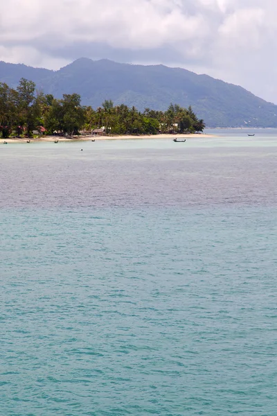 Baie de phangan littoral d'un lagon vert bateau et arbre — Photo